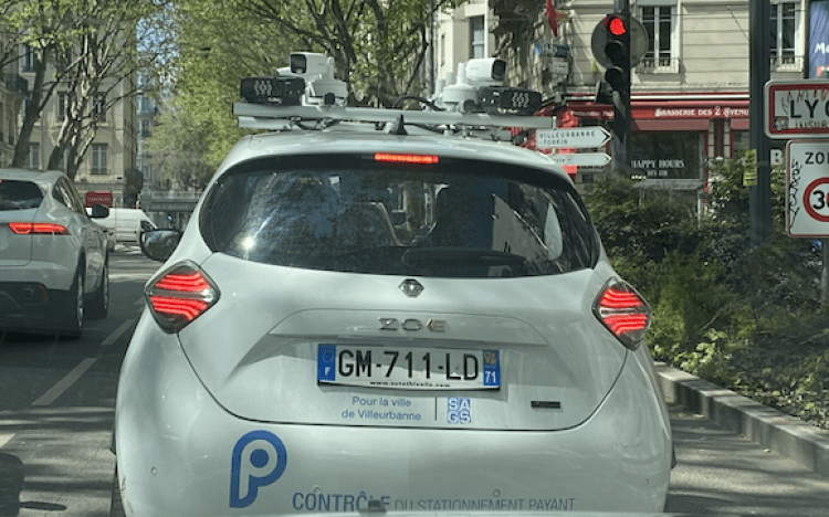 Un véhicule de contrôle du stationnement payant dans les rues de Villeurbanne.